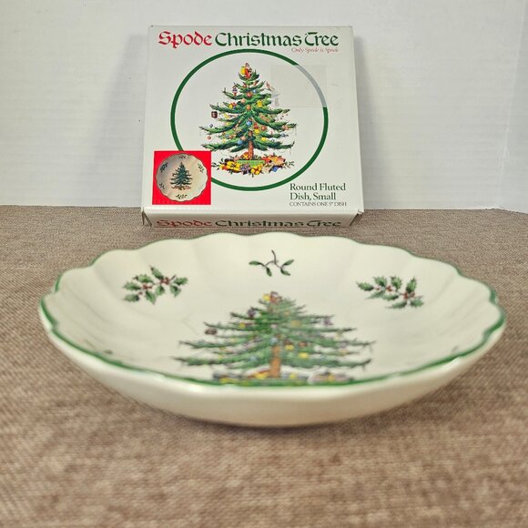 Spode Christmas Tree Round Fluted Small Dish, England. NIB Scalloped Edge - Picture 4 of 7